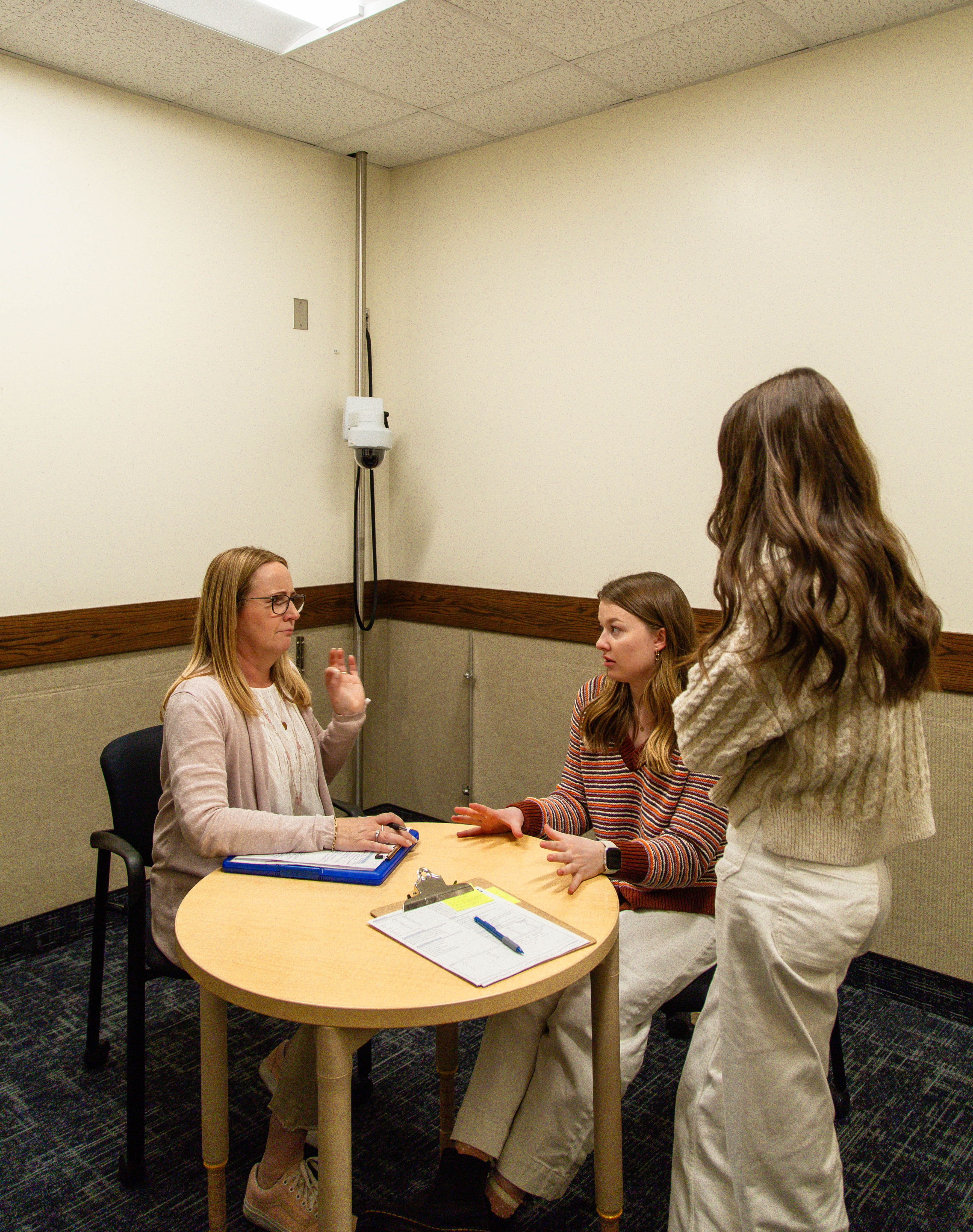 Students confer with Tracy Liu 